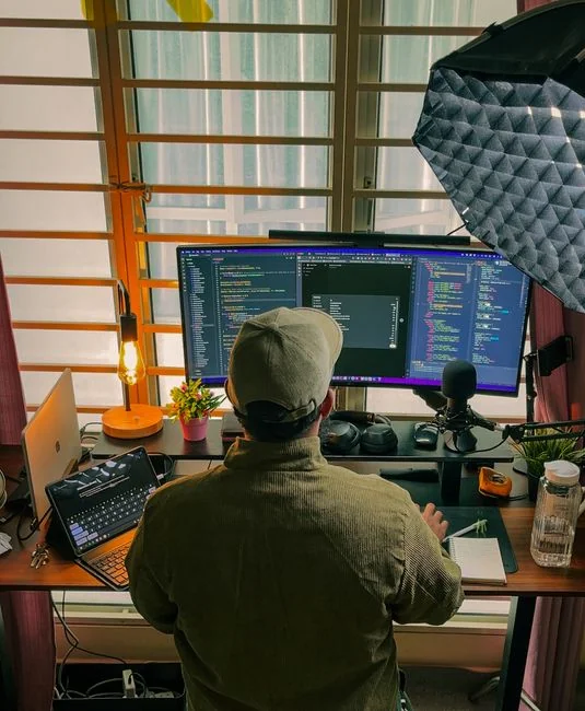 Un écran d’ordinateur moderne affichant un travail de conception web, mettant en valeur des visuels créatifs dans un espace de travail.